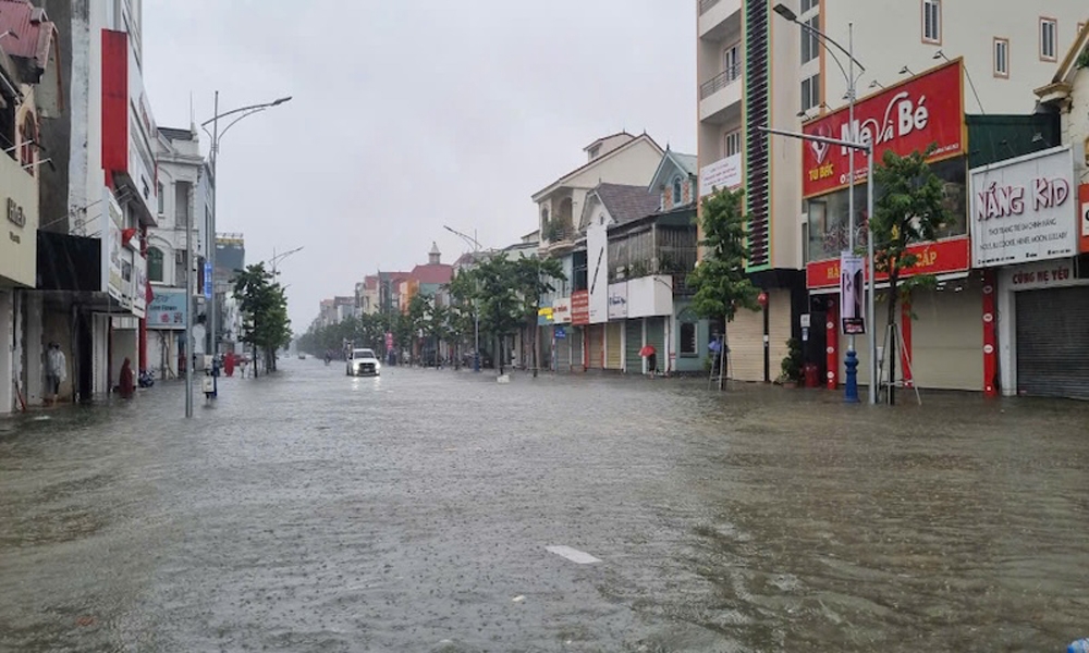 Nghệ An: Mưa lớn kéo dài, nhiều tuyến đường tại thành phố Vinh “thất thủ”