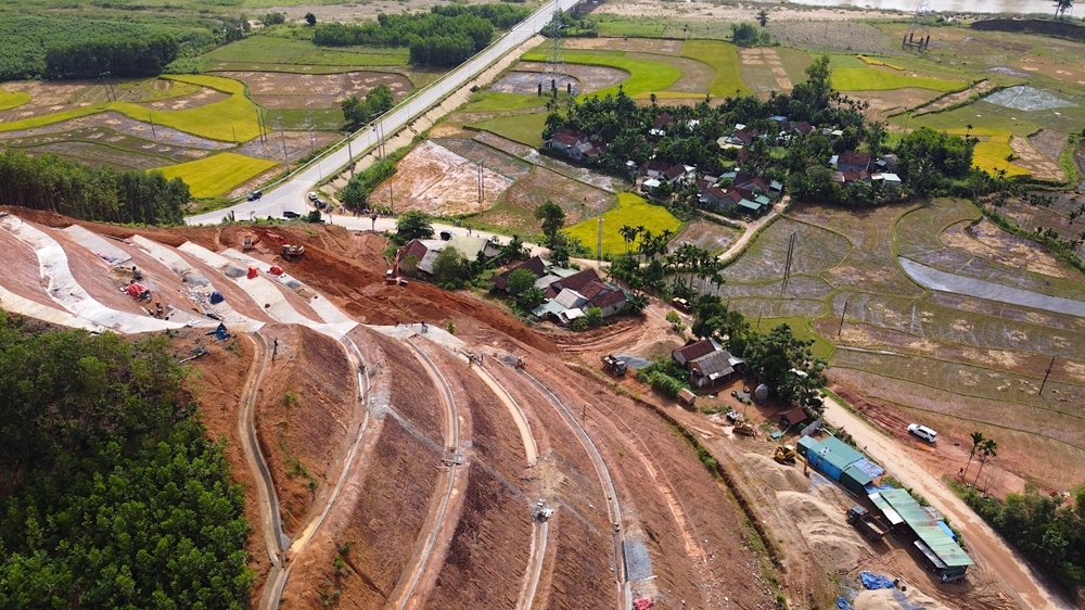 Quảng Ngãi: Hiện trạng núi Van Cà Vãi trước khi được đầu tư 14 tỷ chống sạt lở