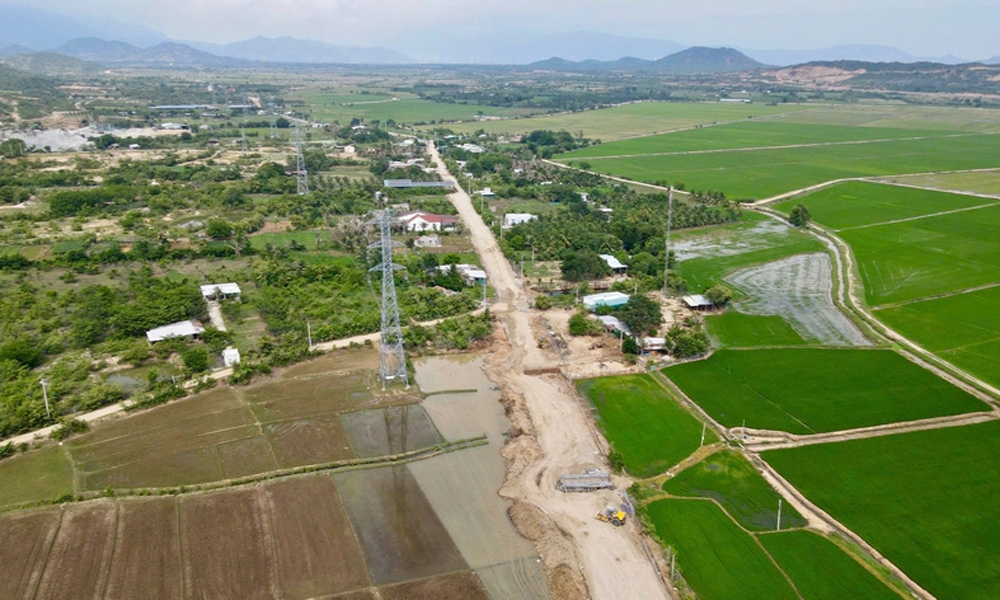 Ninh Thuận: Công khai lấy đất từ dự án đi san lấp trái phép