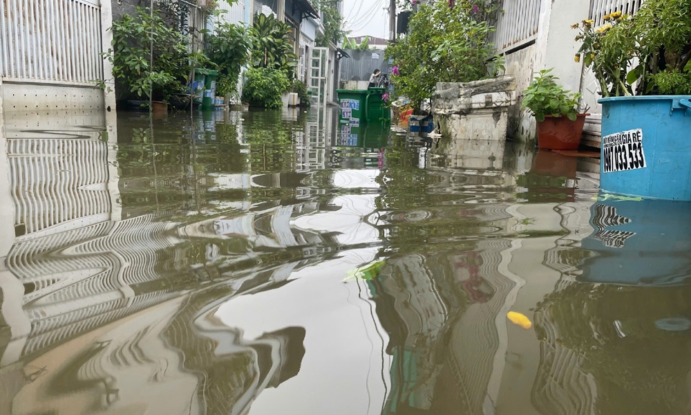 Thành phố Hồ Chí Minh: Dân khốn khổ vì sống trong cảnh ngập nước, rác thải tràn vào nhà