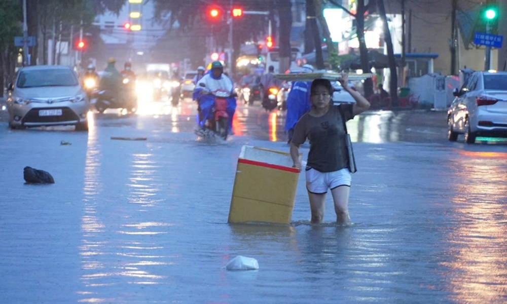 Người dân Cần Thơ chật vật ứng phó với triều cường