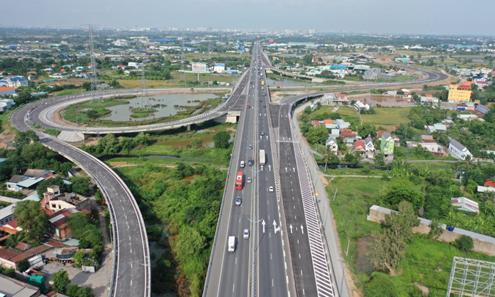 Cận cảnh tuyến cao tốc Bến Lức - Long Thành đoạn qua Thành phố Hồ Chí Minh chuẩn bị thông xe