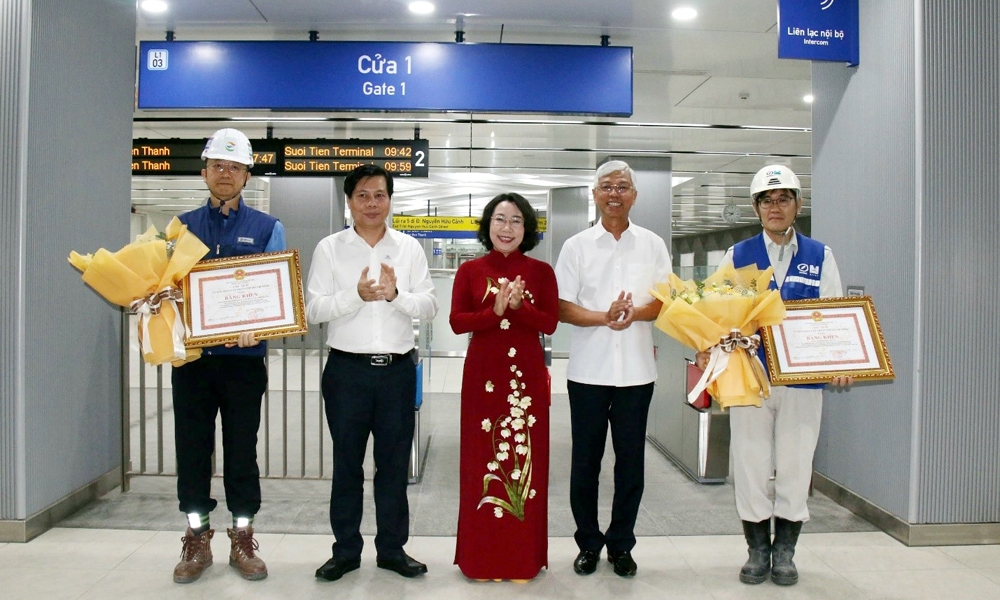 Thành phố Hồ Chí Minh: Trao bằng khen cho các nhà thầu đẩy nhanh tiến độ làm Metro số 1