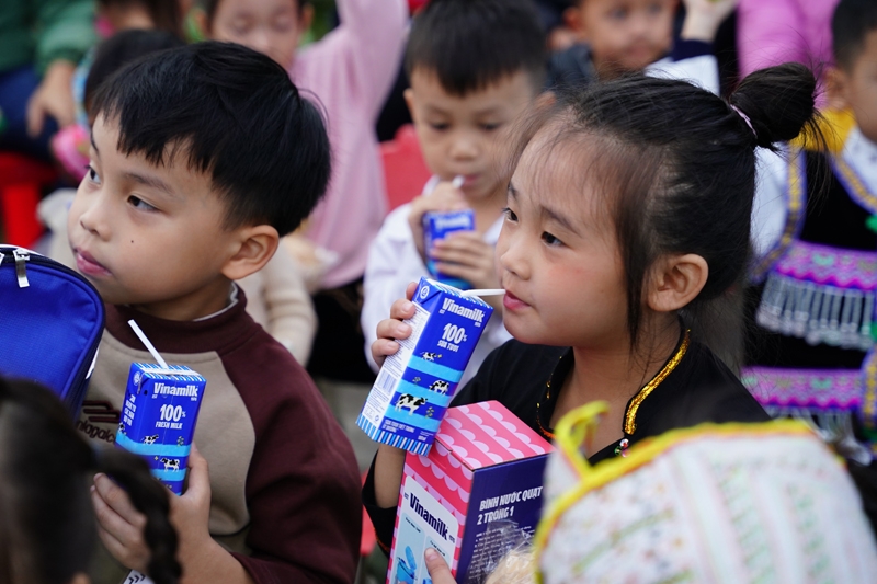 Quỹ sữa Vươn cao Việt Nam - Vinamilk mang quà ấm, sữa ngon đến với trẻ em vùng cao Tuyên Quang