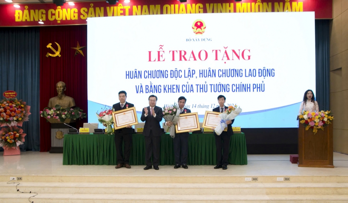 Bộ trưởng Nguyễn Thanh Nghị trao tặng Huân chương và Bằng khen cho các cá nhân, tập thể có nhiều đóng góp với ngành Xây dựng