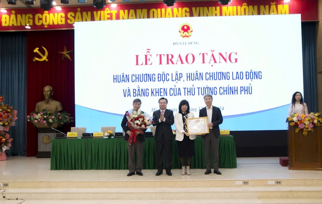 Bộ trưởng Nguyễn Thanh Nghị trao tặng Huân chương và Bằng khen cho các cá nhân, tập thể có nhiều đóng góp với ngành Xây dựng