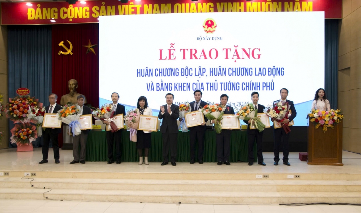 Bộ trưởng Nguyễn Thanh Nghị trao tặng Huân chương và Bằng khen cho các cá nhân, tập thể có nhiều đóng góp với ngành Xây dựng