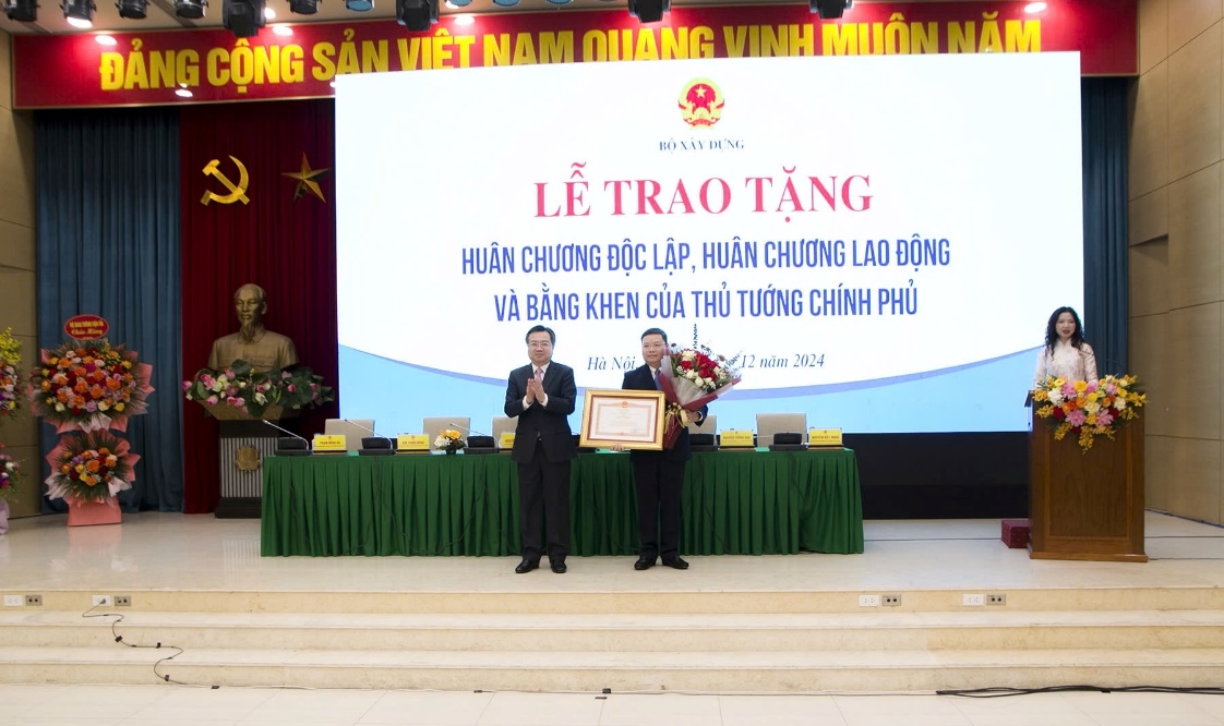 Bộ trưởng Nguyễn Thanh Nghị trao tặng Huân chương và Bằng khen cho các cá nhân, tập thể có nhiều đóng góp với ngành Xây dựng