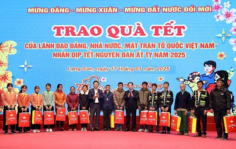 Phó Thủ tướng Lê Thành Long thăm, tặng quà Tết tại tỉnh Lạng Sơn