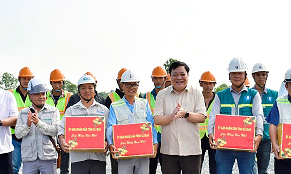 Đồng bằng sông Cửu Long: Lãnh đạo địa phương thăm công nhân tại các dự án đường cao tốc