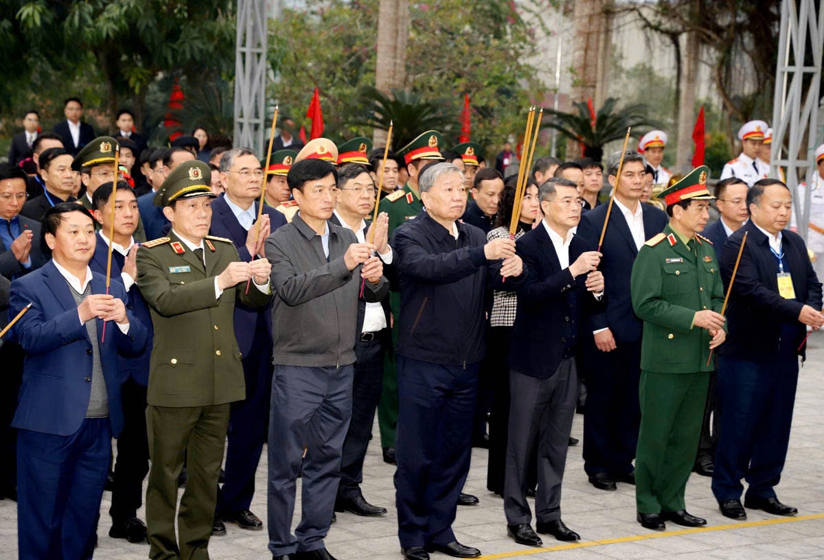 Tổng Bí thư Tô Lâm trao quà tặng người dân huyện Quản Bạ, tỉnh Hà Giang