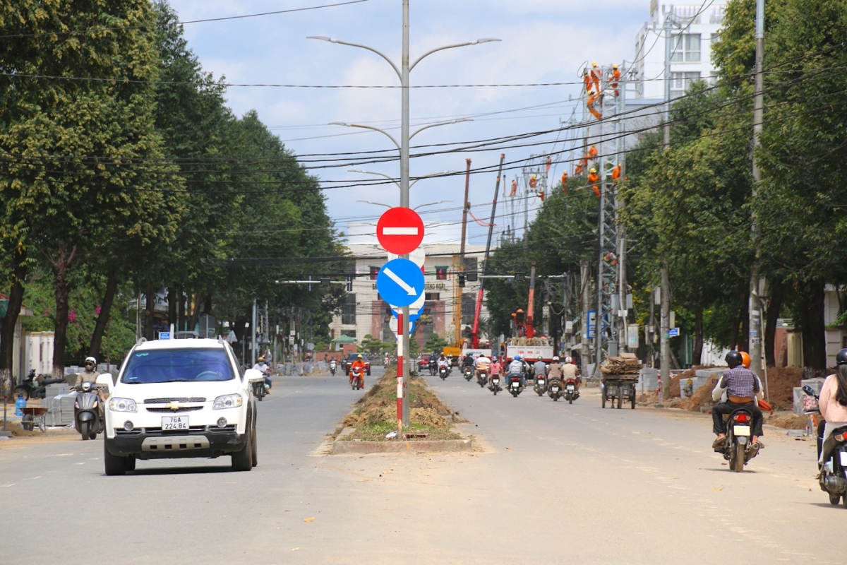 Thành phố Quảng Ngãi: Gần 700 người ngày đêm thi công đường và Quảng trường Phạm Văn Đồng