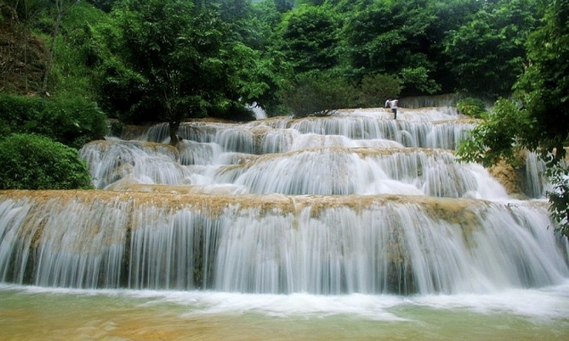 Thanh Hóa: Hàng vạn người đổ về điểm du lịch thác Mây trong kỳ nghỉ lễ