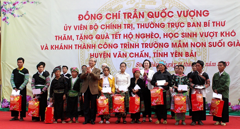 thuong truc ban bi thu tran quoc vuong tang qua tet tai huyen van chan tinh yen bai