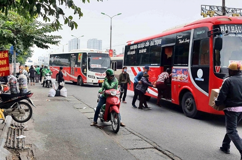 cong an quan hoang mai phan hoi tinh trang vi pham lan chiem via he long duong tai ben xe giap bat