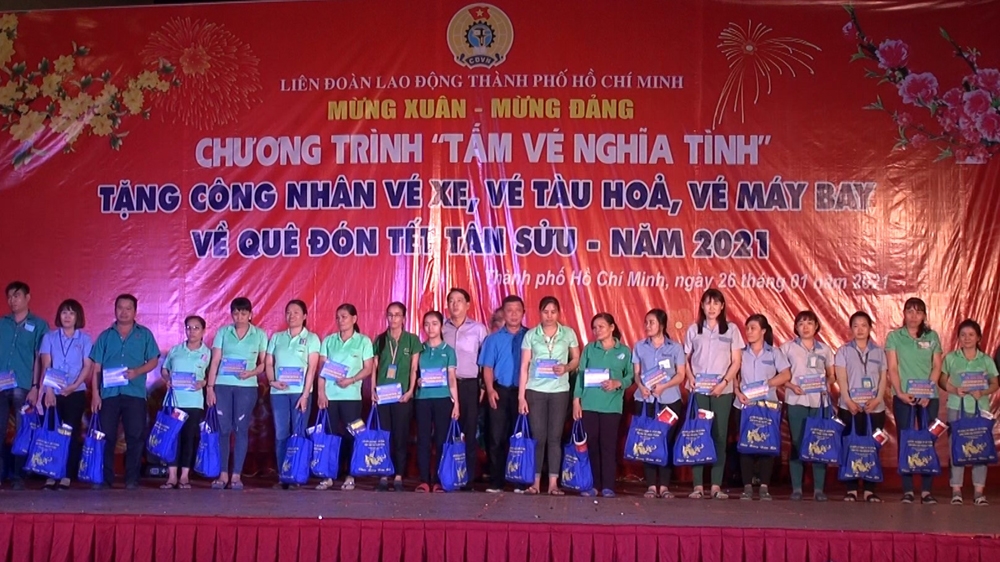 Hơn 800 “Tấm vé nghĩa tình” đưa lao động nghèo về quê đón Tết