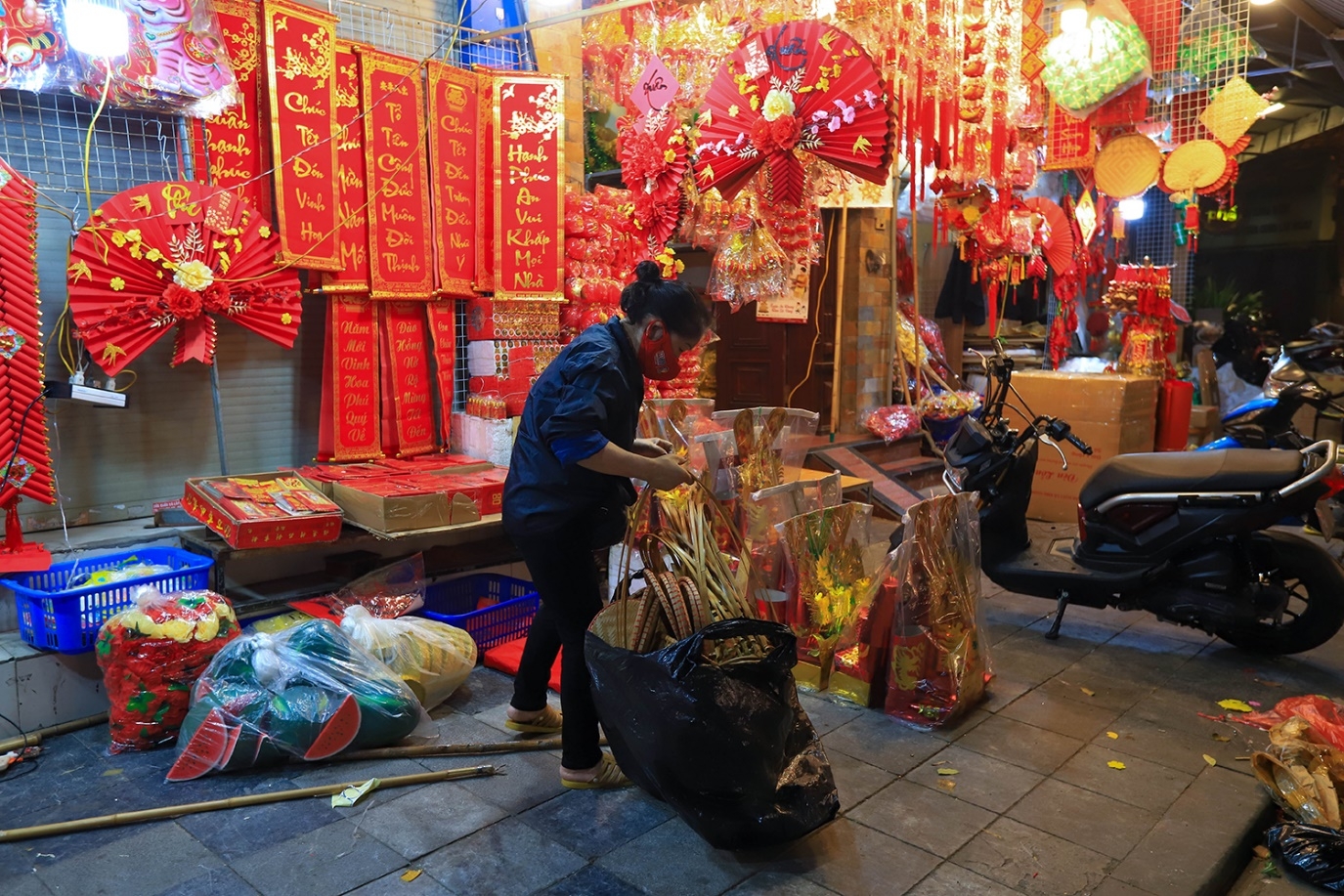 ha noi ron rang nhieu mat hang trang tri don tet nguyen dan tai pho hang ma