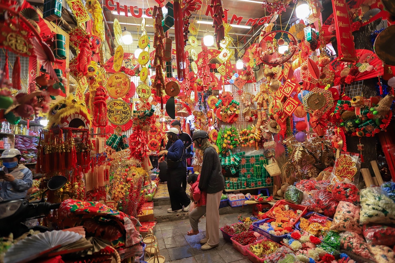 ha noi ron rang nhieu mat hang trang tri don tet nguyen dan tai pho hang ma