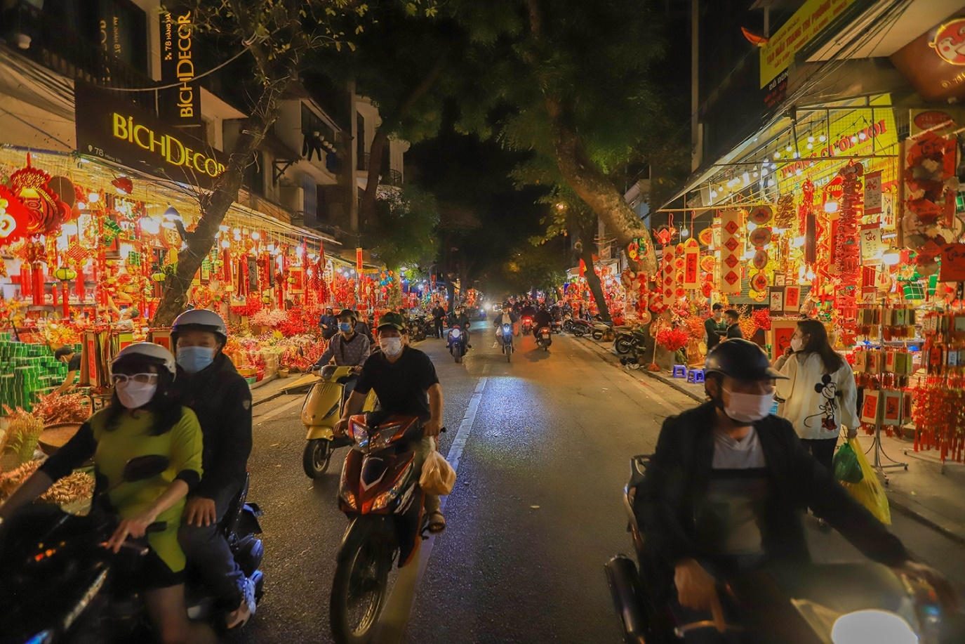 ha noi ron rang nhieu mat hang trang tri don tet nguyen dan tai pho hang ma