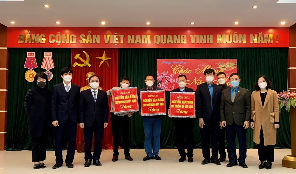 thu truong bo xay dung nguyen van sinh lanh dao cong doan xay dung viet nam tham va tang qua nguoi lao dong nhan dip tet nham dan 2022