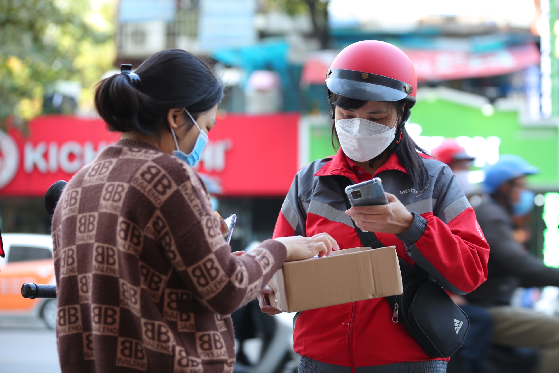 theo chan buu ta viettel post mang khong khi tet tren moi neo duong