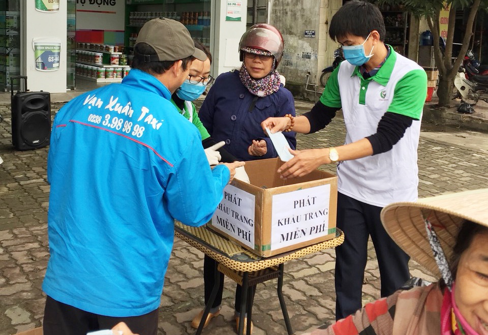 Công ty Sơn GS tiếp tục phát khẩu trang miễn phí cho người dân