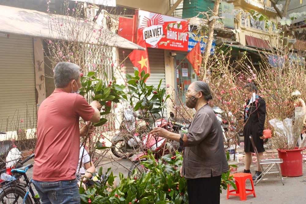 ha noi sac xuan ruc ro tren pho