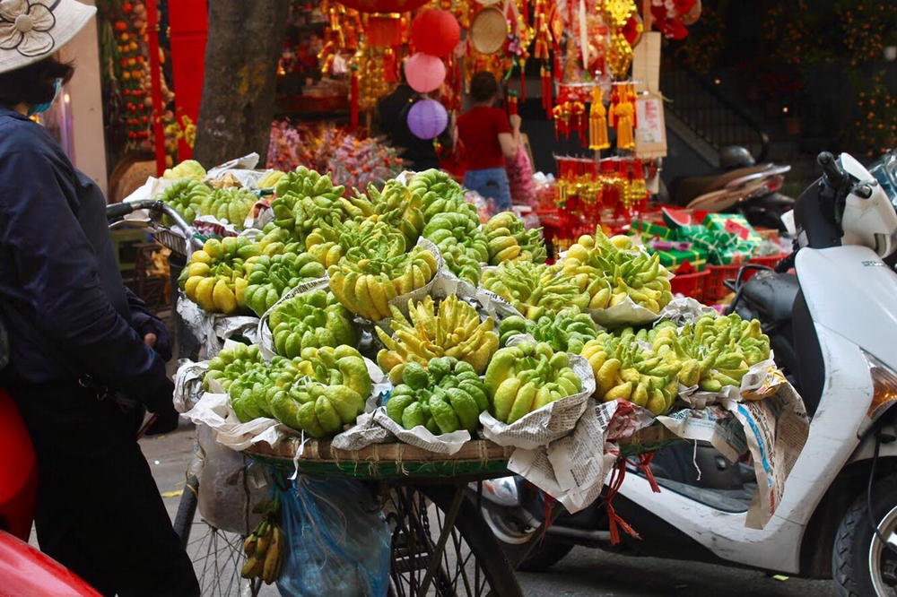 ha noi sac xuan ruc ro tren pho