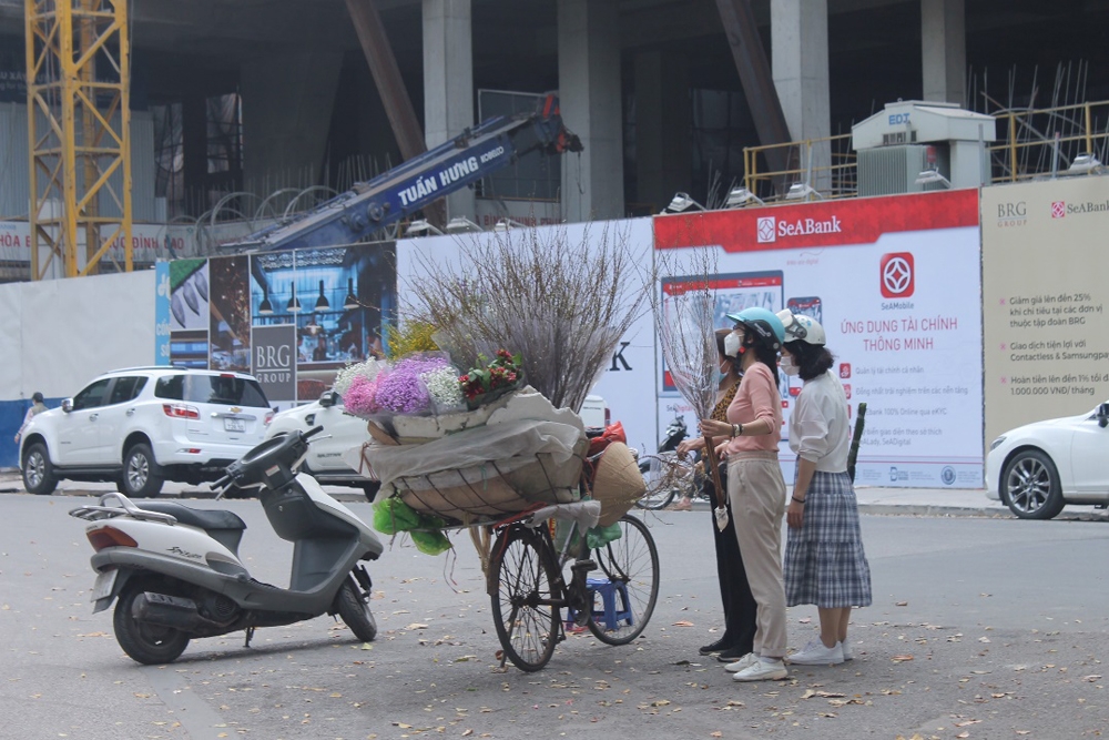 ha noi sac xuan ruc ro tren pho