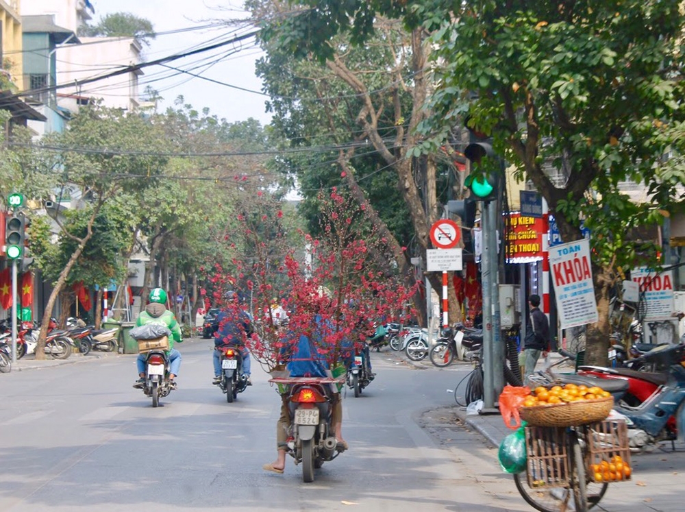 ha noi sac xuan ruc ro tren pho