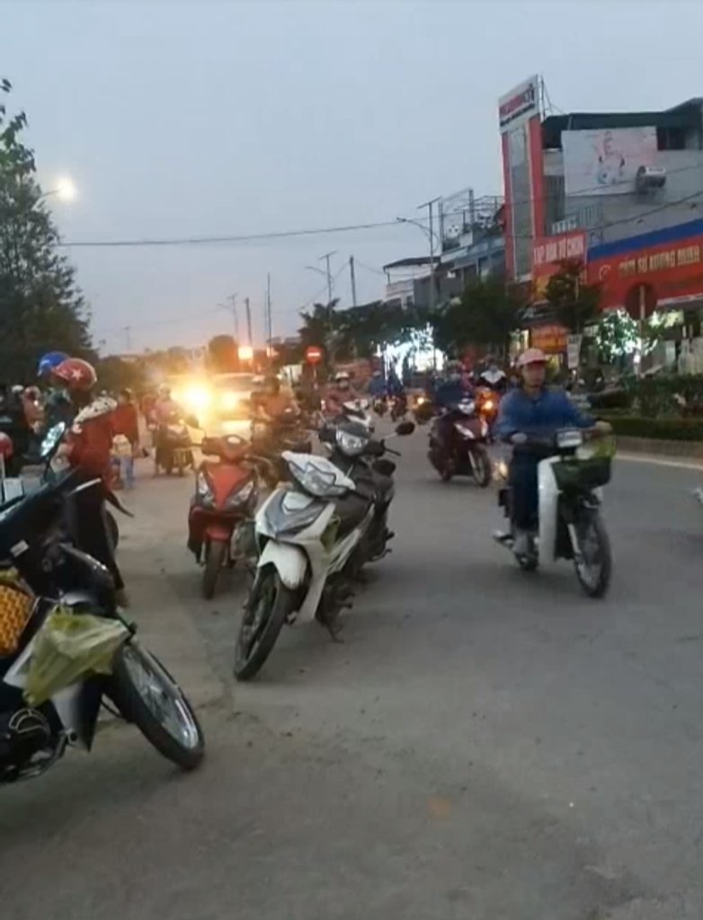 yen dinh thanh hoa cho coc tu phat ngay canh duong quoc lo khien nguoi dan buc xuc