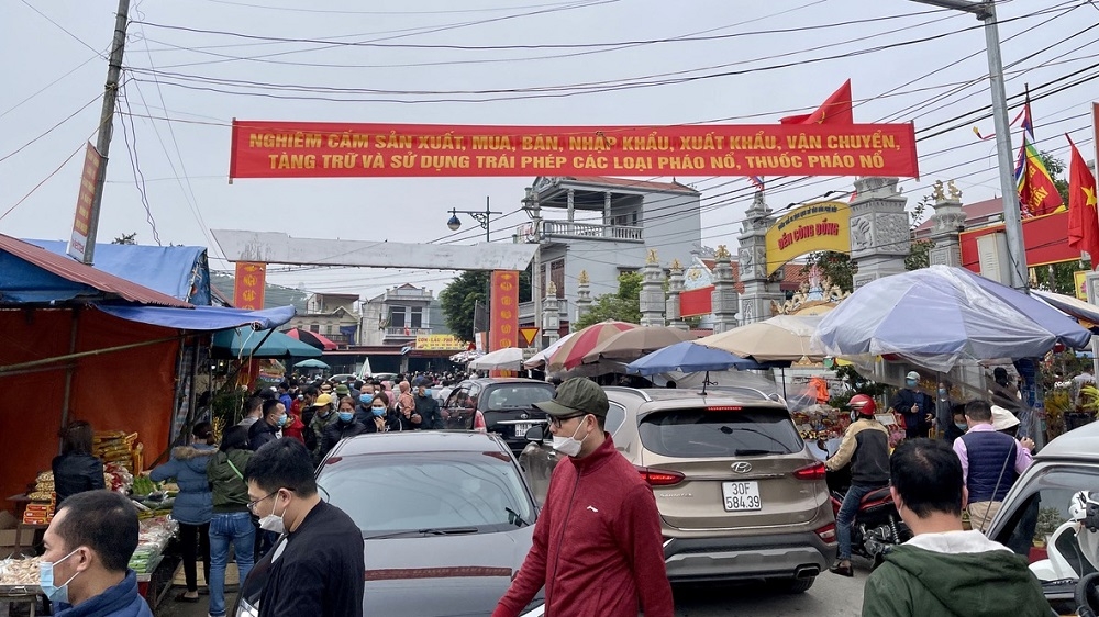 nam dinh dung to chuc cho vieng du khach van un un di le dau xuan o phu day