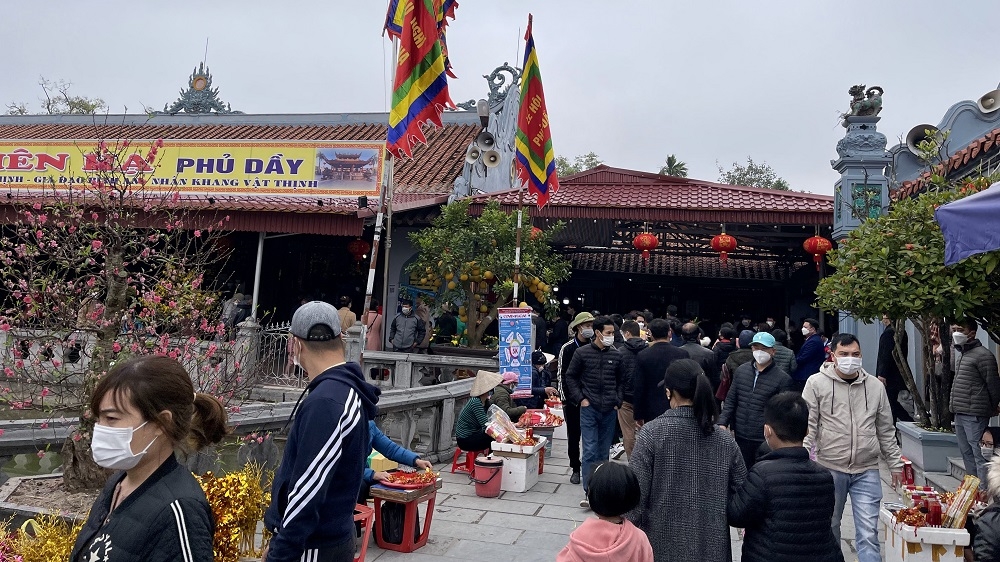 nam dinh dung to chuc cho vieng du khach van un un di le dau xuan o phu day