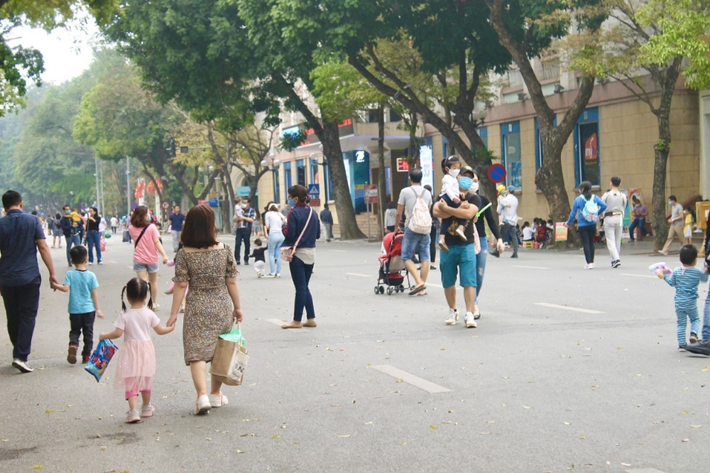 ha noi nguoi dan do ve pho di bo ho guom trong nhung ngay dau tien hoat dong tro lai