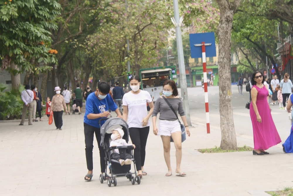 ha noi nguoi dan do ve pho di bo ho guom trong nhung ngay dau tien hoat dong tro lai