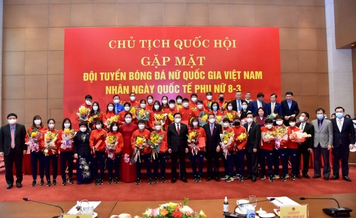 chu tich quoc hoi vuong dinh hue bong da nu chua duoc nhin nhan mot cach cong bang