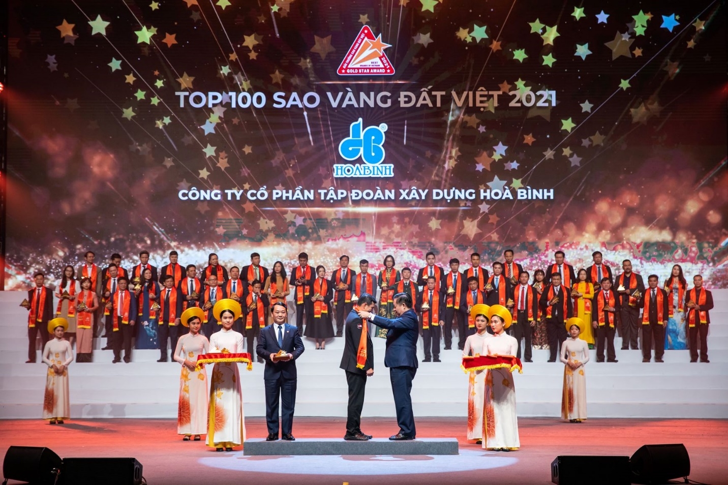 tap doan xay dung hoa binh tiep tuc duoc vinh danh top 100 sao vang dat viet 2021