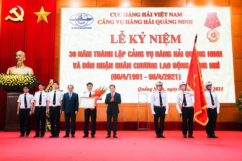 cang vu hang hai quang ninh duoc tang huan chuong lao dong hang nhi