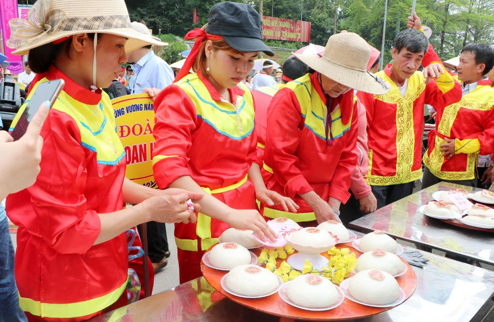 phu tho khai mac hoi thi goi nau banh chung gia banh giay tai den hung