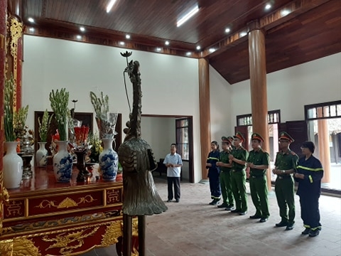 Phú Thọ: Chi đoàn Phòng Cảnh sát phòng cháy chữa cháy dâng hương kỷ niệm 130 năm ngày sinh Chủ tịch Hồ Chí Minh