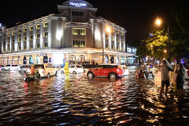 Khu vực quanh Hồ Gươm cứ ngập khi mưa lớn: Nguyên nhân và giải pháp