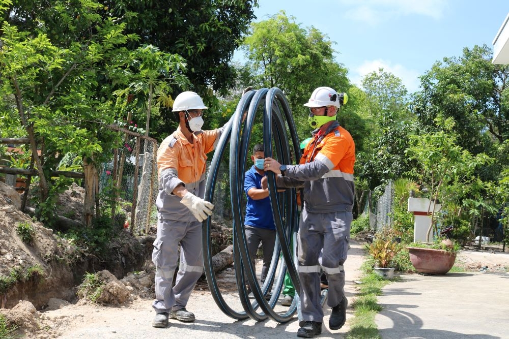 lap dat 700m duong ong cap nuoc sinh hoat tai ap ba trai va hon trem