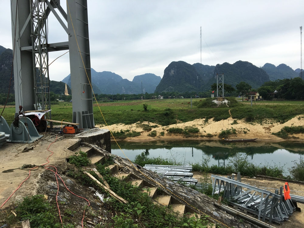 quang binh nguoi dan tu vuot song do cau treo thi cong cham