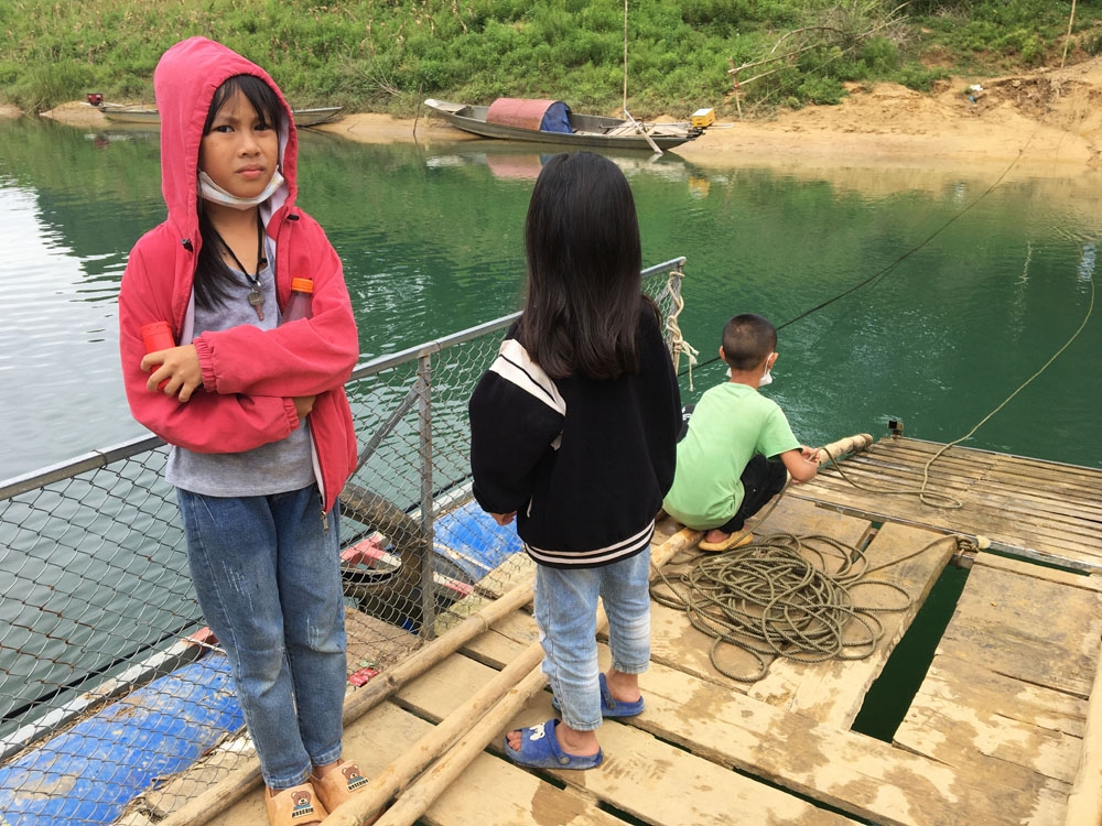 quang binh nguoi dan tu vuot song do cau treo thi cong cham