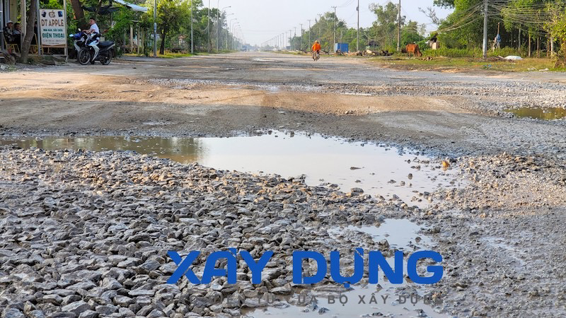 xe qua tai da cay nat duong ven bien quang nam quang ngai