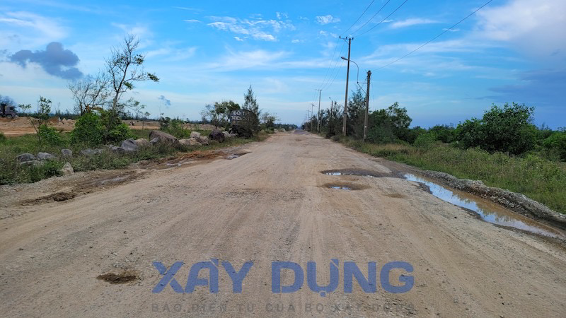 xe qua tai da cay nat duong ven bien quang nam quang ngai