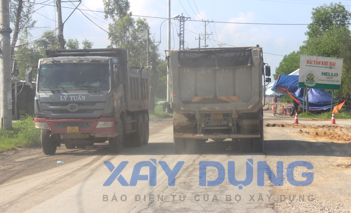 xe qua tai da cay nat duong ven bien quang nam quang ngai