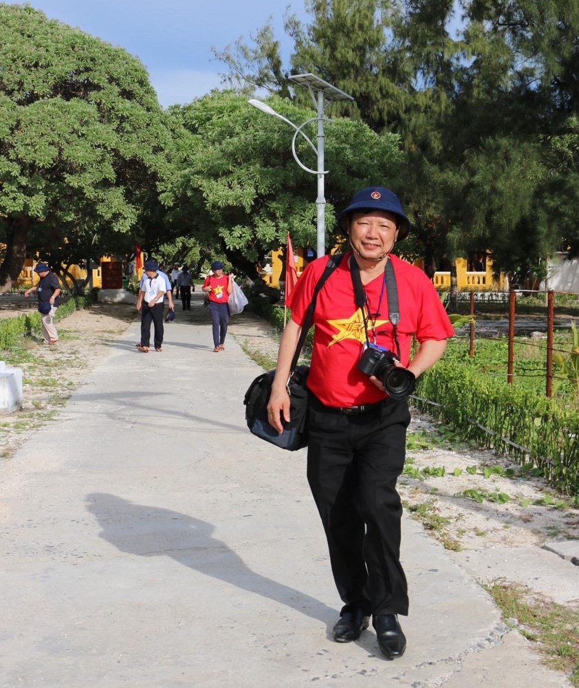 vinh quang nha bao chung toi