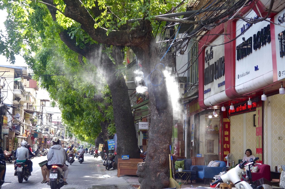 nguoi dan lam gi de chong nong trong nhung ngay ha noi nhu chao lua