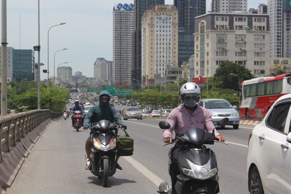 nguoi dan lam gi de chong nong trong nhung ngay ha noi nhu chao lua